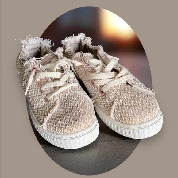 Tommy Bahama Shoes - 🌴 Tommy Bahama Women’s Casual Sneakers - Size 9.5 🌴